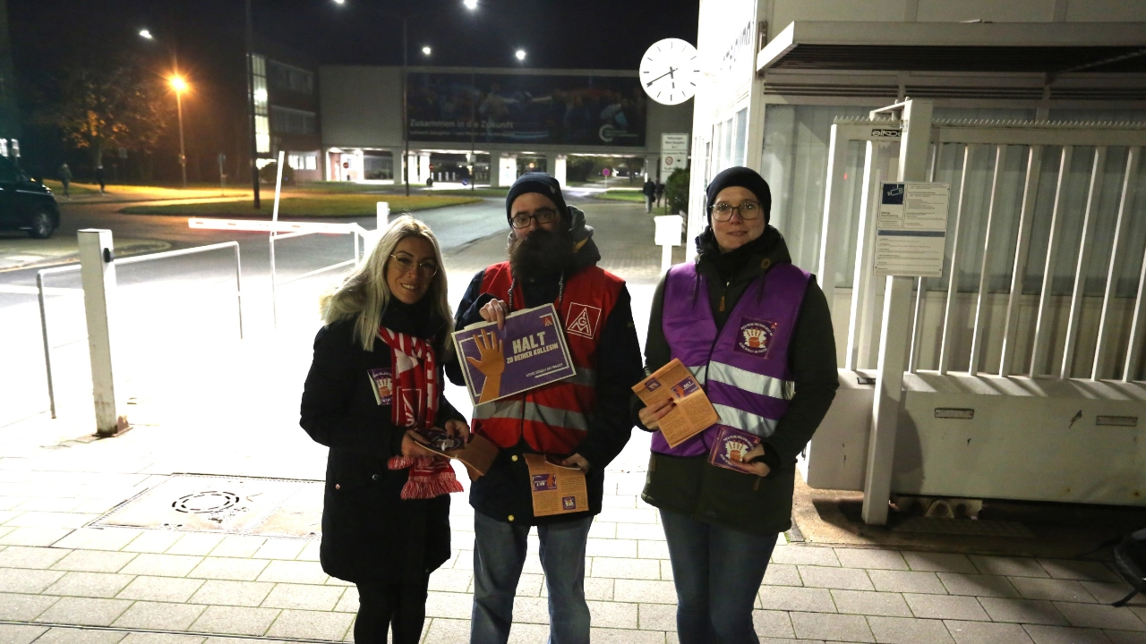 Müge Kilic mit Kolleg:innen zum Tag gegen Gewalt an Frauen bei Volkswagen Salzgitter.