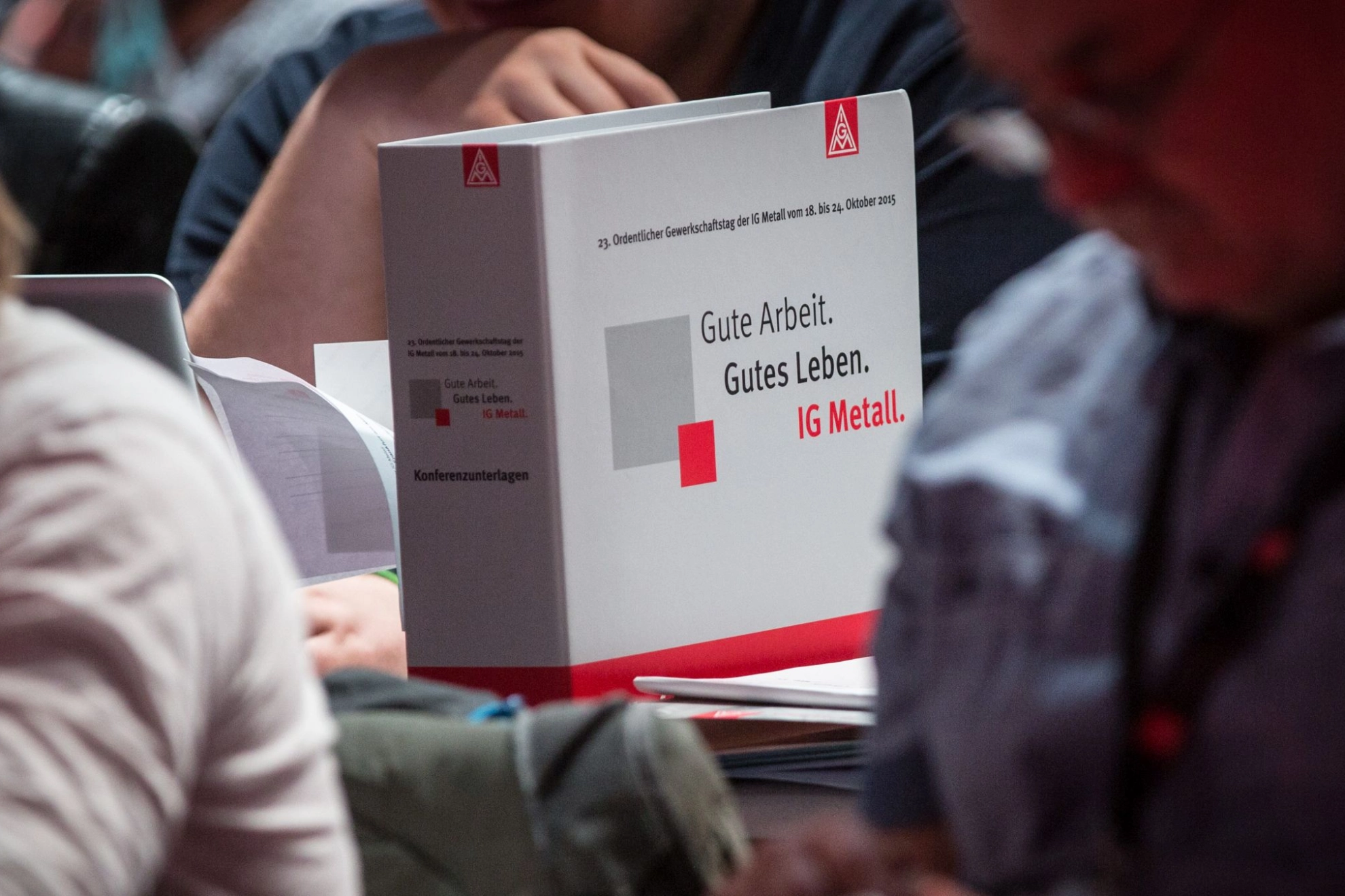 ein Ordner mit der Aufschrift "Gute Arbeit. Gutes Leben." auf dem Gewerkschaftstag 2015 der IG Metall
