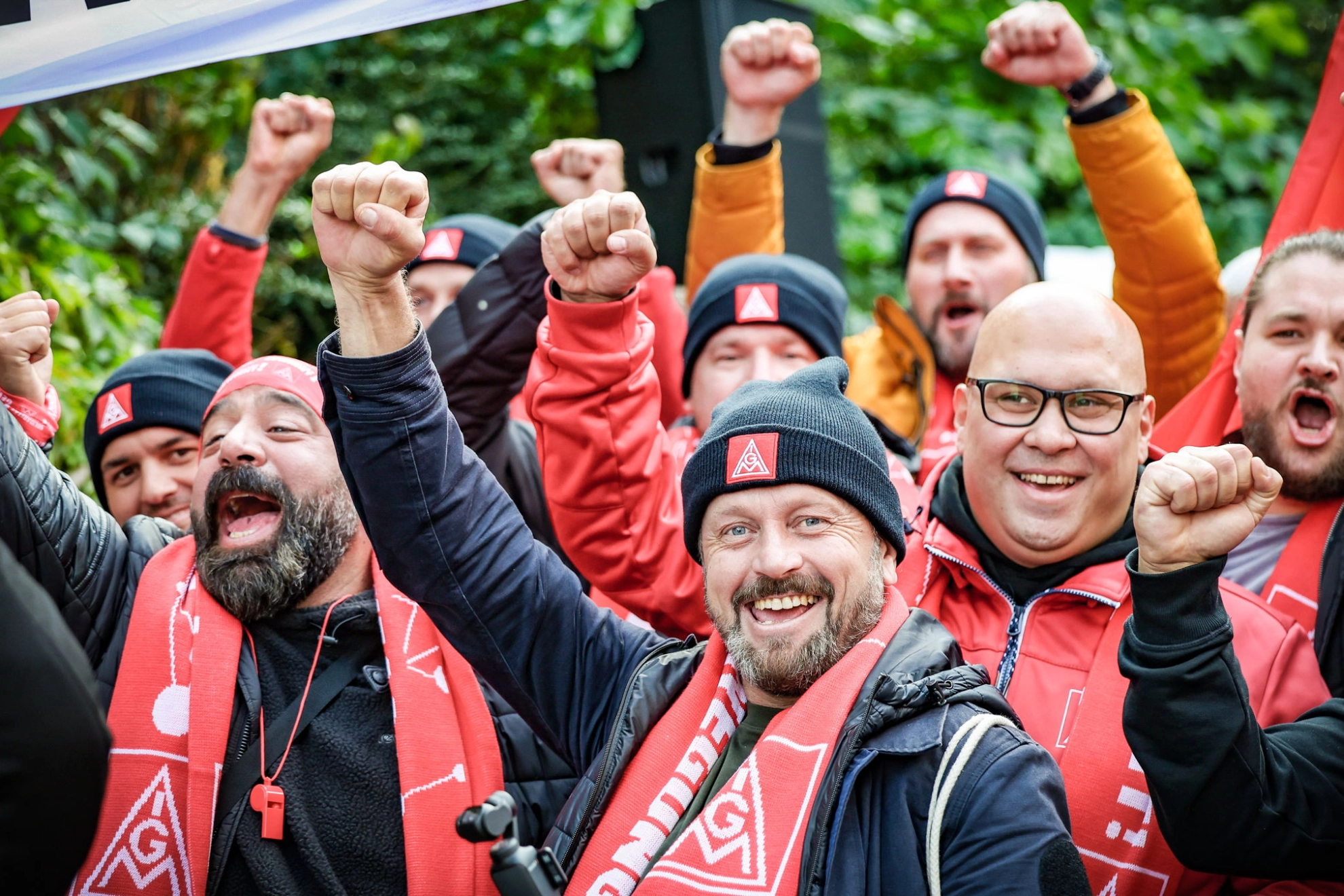 Beschäftigte demonstrieren in Münster zur zweiten Verhandlungsrunde in der Metall-Tarifrunde 2024.