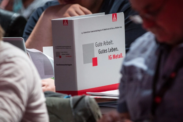 ein Ordner mit der Aufschrift "Gute Arbeit. Gutes Leben." auf dem Gewerkschaftstag 2015 der IG Metall